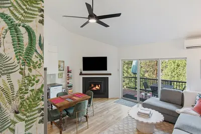 Image de Perfect Mt Bachelor Village Condo-Full Kitchen, Pool, Hot Tub & River Access!