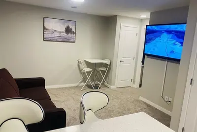 Image de Newly built 2 Bedroom legal basement perfect for your work or family vacation