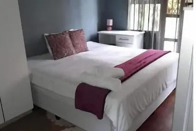 Image de 81 Manor family room with two bedroom house