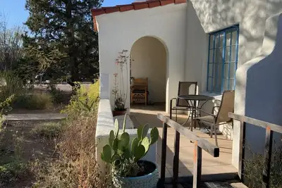 Image de Historic Sam Hughes Charmer. Private yard w fruit trees. Walk to Ua.