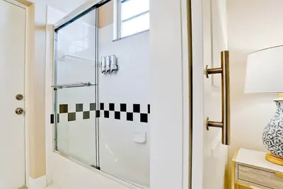 Image de Serenity & Luxury: Waterfront Oasis w Private Pool