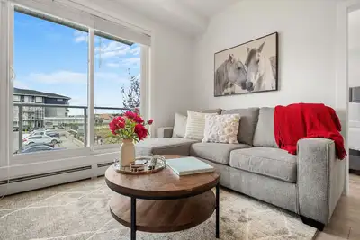 Image de Stylish & Sleek Condo with 24/7 Gym, Free Parking and Close to Airport!