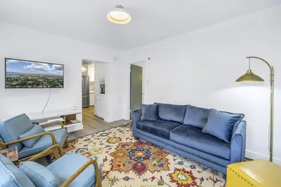 Image de Walking distance downtown, pier, Vinoy park, many cafes/shops. Short & long term