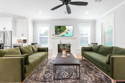 Green Retreat on Proctor - 3. 5 Bathrooms