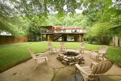 Image de Riverside Roost -bourbon themed waterfront home