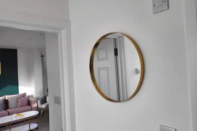 Image de 20 Minutes to central London. Stylish 2 bed apartment with skyline views