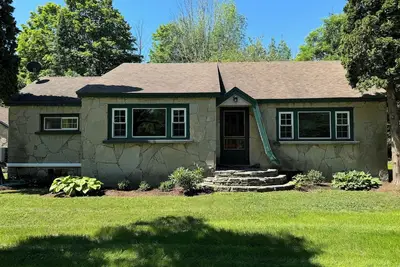 Image de Ironton Stone Cottage near Lake Charlevoix \"The Beautiful\" - 5min Walk-to-beach!