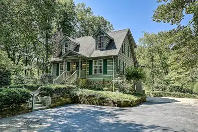 Image de Riverfront cabin, private, hot tub, firepit, quiet, gated community