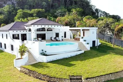 Image de Luxueuse villa privée avec vue panoramique et piscine infinie