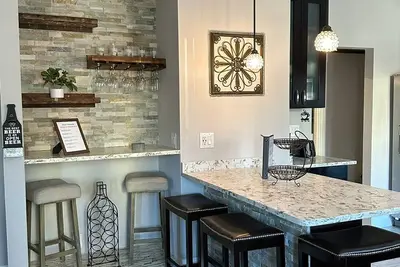 Image de Spacious, Cozy, near T station -Private Parking -Free Wifi -Washer & Dryer - Ac