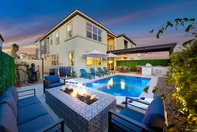 Image de High end designer home, best value, great amenities & gated community, park+lake