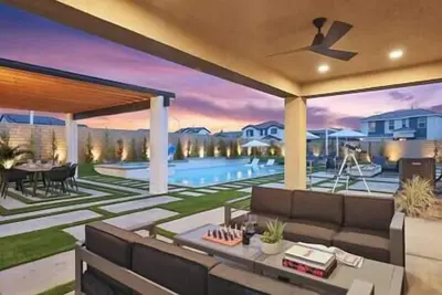 Large vill + large backyard, putting g & game room