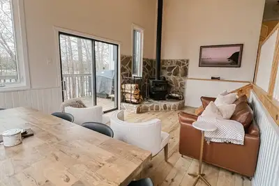 Image de Designer waterfront, south facing cabin on deep clean lake.