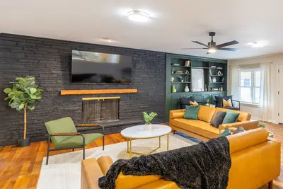 Image de Sage&Bloom - 2000 sqft, 3 King Beds, Pool Table, Big Yard, Close to Expo