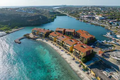 Image de Beautiful, peaceful condo located on gorgeous peninsula. Only meters from beach!