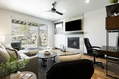 Image de Private Hot Tub and Theater Room Luxury and Comfort