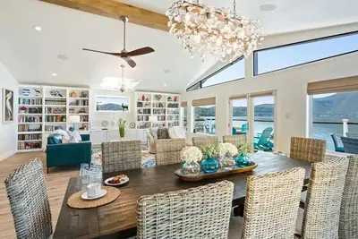 Image de Smiling Otter Retreat! Large Lakefront Luxury House. Pool. Spa. Game Room. Pets