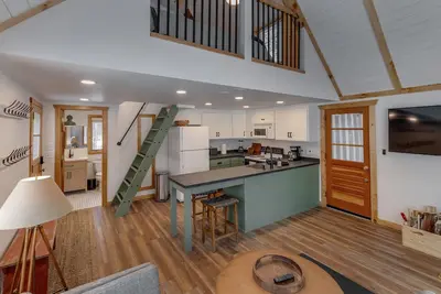 Image de Cozy cabin 25ft off the water! Near shopping, Restaurants, Attractions & Golf!