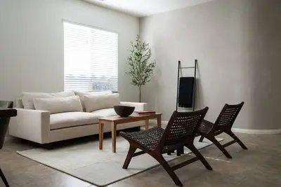 Desert Oasis Walking Distance to Festivals. Pet Friendly!