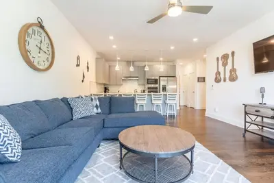 Image de 6 Beds + Safe & Quiet! 6 to Airport & 15 to Downtown!