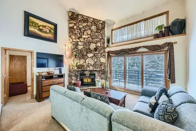 Image de Snowdance Manor: Walk to Lifts, Ski School, Dining, Cozy Condo w/ Fireplace, Relaxing Pool & Hot Tub