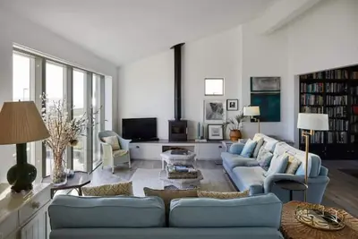 Image de Stunning architect designed eco beachfront property