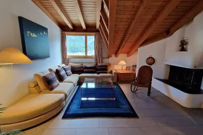 Image de Appartement mansardé de 3 1/2 pièces avec cheminée ; balcon ensoleillé avec vue