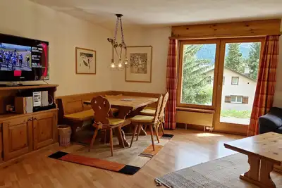 Image de appartement de 2 1/2 pièces ; grand salon ; terrasse couverte avec belle vue sur