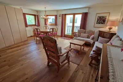 Image de Appartement de 2 1/2 pièces, salon spacieux, accès privé depuis le parking