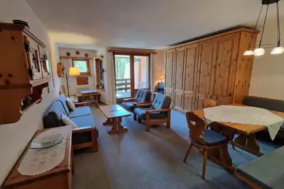 Image de appartement de 2 1/2 pièces; balcon couvert, salon confortable avec coin lecture