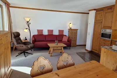 Image de appartement de 3 pièces ; cuisine ouverte ; beau coin repas ; salon confortable