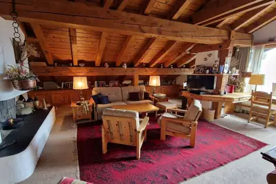 Image de Appartement mansardé de 3 pièces ; balcon ensoleillé avec vue sur les montagnes