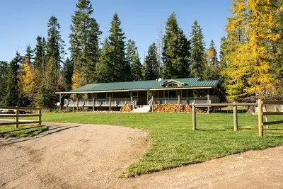 Image de Farmhouse - Peaceful 5 bedroom / 3 bath - Private Hot Tub - Whitefish