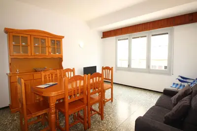 Image de Appartement lumineux à 100m de la plage du Port, 3 chambres, balcon, rénové, Wi-Fi inclus en été