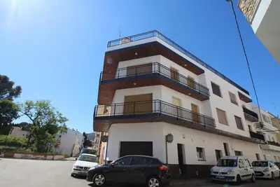Image de Appartement lumineux à 100 m de la plage - 2 chambres, rénové, équipé, WiFi saisonnier