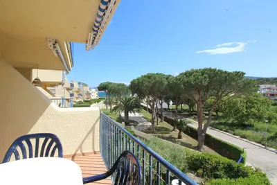 Image de Appartement à 150m de la plage de Grifeu avec terrasse, Wifi dispo en été