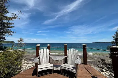Image de Beeshore Lakehouse: Waterfront Bliss & Comfort