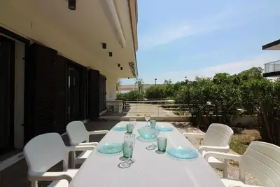 Image de Appartement rénové 2 chambres, 1ère ligne mer, terrasse, parking, à 20m de la plage de Roses