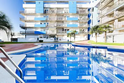 Image de Appartement à Roses avec piscine, proche plage et commerces, idéal pour familles