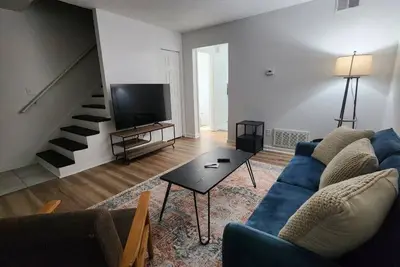 Image de 2br Townhome w Parking|King beds in Louisville, Ky