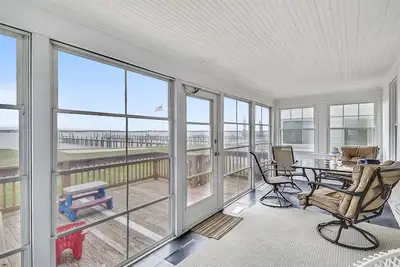 Image de Mini-Weeks Available All Year! ! Classic Beach House Right On The Bay - Just what you've been looking for!