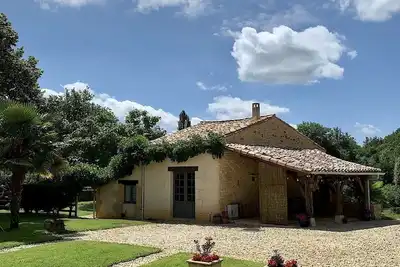 Image de Ferme magnifiquement restaurée avec piscine et jardin privé en Dordogne.