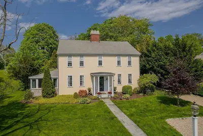 Image de Historic 5 bedroom gem - just a sidewalk stroll to local shops and beach