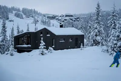 Image de Luxury Ski Retreat with Ski-In/Ski-Out Access on Kvitfjell, Featuring a Jacuzzi