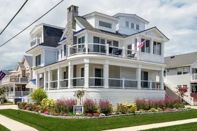 Image de New construction, single-family home boasts 5 bedrooms and 5. 2 baths, offering luxury and comfort