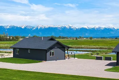 Charming Cabin w/ Wildlife & Mountain Views