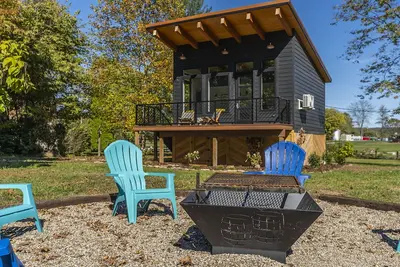 Image de Bourbon Barrel Cabin A. There are 2 Cabins A & B.
