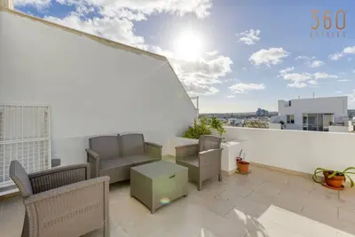 Image de A lovely, central 2br penthouse with large outdoor
