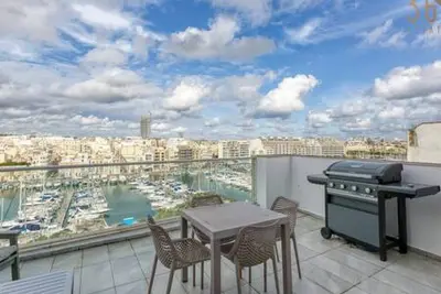 Beautiful seafront home with private balcony & Bbq