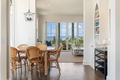 Image de Welcoming! Professionally Decorated with Panoramic Lake Views. One of a kind!